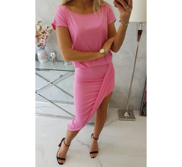 Asymetrické růžové šaty