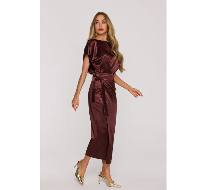 Saténové šaty v stylu hnědé model 21479272 - Moe Saténové šaty v stylu hnědé model 21479272 - Moe