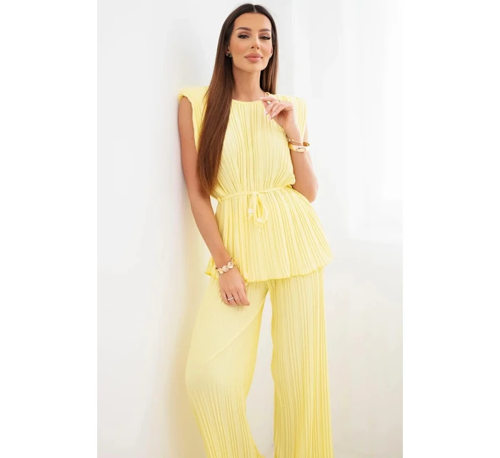Dámský viskózový plisovaný komplet s vázanou blůzou a širokými kalhotami žlutý