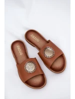 model 21686332 Kožené Pantofle Na Plochém Podpatku S Dekorací Camel - Zazoo model 21686332 Kožené Pantofle Na Plochém Podpatku S Dekorací Camel - Zazoo
