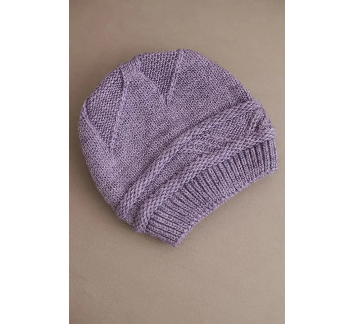 Dámská zimní čepice z vlny a s propleteným vzorem K428 fialová Dámská zimní čepice z vlny a s propleteným vzorem K428 fialová