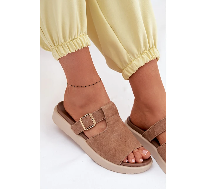 Kožené dámské sandály na platformě se zlatou sponou Camel model 22095008 - Boto Kožené dámské sandály na platformě se zlatou sponou Camel model 22095008 - Boto