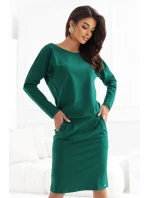 Teplákové šaty s dlouhým rukávem a kapsami střih s výstřihem na zádech zelené model 21303434 - numoco Teplákové šaty s dlouhým rukávem a kapsami střih s výstřihem na zádech zelené model 21303434 - numoco