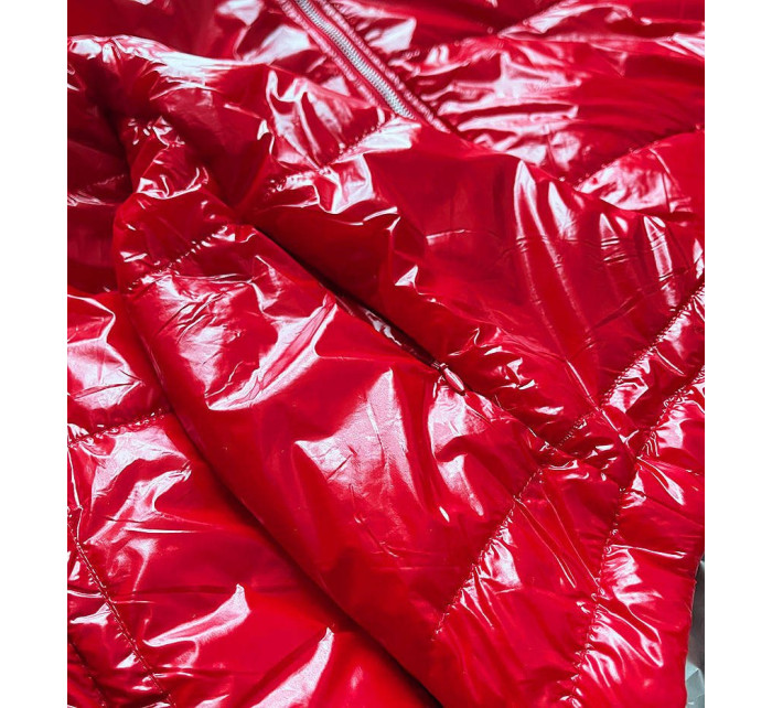 Lesklá červená prošívaná dámská bunda s kapucí (B9560)