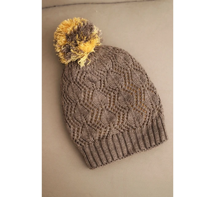 Dámská zimní čepice s vlnou v ozdobném pletení s bambulí K467 mocca