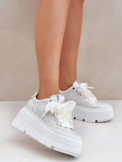 Kožené sneakersy na platformě model 21683567 stříbrné - CheBello