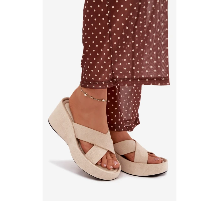 Dámské pantofle na platformě z eko semiše béžové model 21919335 - Boto Dámské pantofle na platformě z eko semiše béžové model 21919335 - Boto