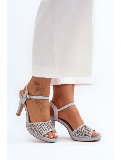 Ozdobené sandály na podpatku model 21645611 stříbrné - D&A Ozdobené sandály na podpatku model 21645611 stříbrné - D&A