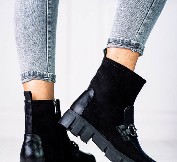 Komfortní černé dámské  kotníčkové boty na plochém podpatku