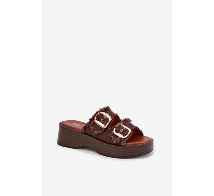 Dámské pantofle na platformě se zlatými sponami čokoládové model 21919104 - Boto