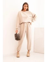 Dámský komplet model 21285327 s volnou mikinou a kalhotami s nápisem LOVE béžový - K-Fashion Dámský komplet model 21285327 s volnou mikinou a kalhotami s nápisem LOVE béžový - K-Fashion