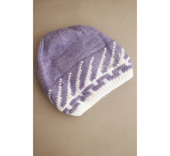 Zimní dámská čepice z vlny s geometrickým vzorem a kamínky K469 fialová