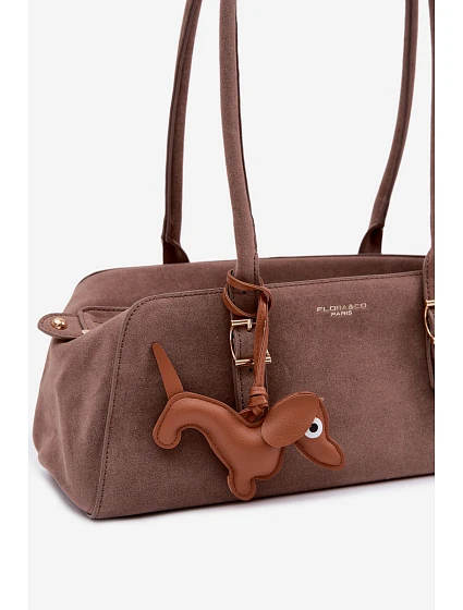 Kabelka z imitace semiše s přívěskem Tmavě béžová model 22111594 - Flora&Co Kabelka z imitace semiše s přívěskem Tmavě béžová model 22111594 - Flora&Co