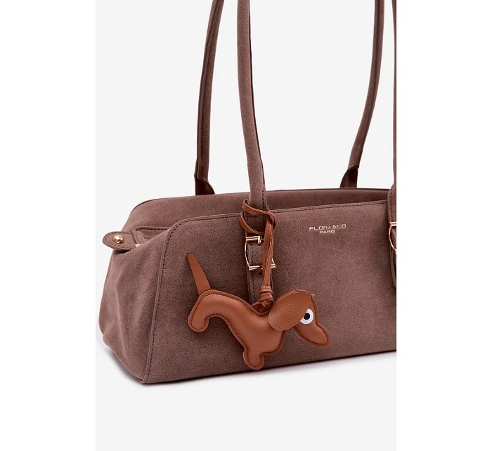 Kabelka z imitace semiše s přívěskem Tmavě béžová model 22111594 - Flora&Co