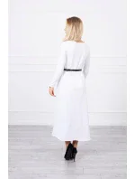 Šaty s ozdobným páskem a nápisy bílé barvy