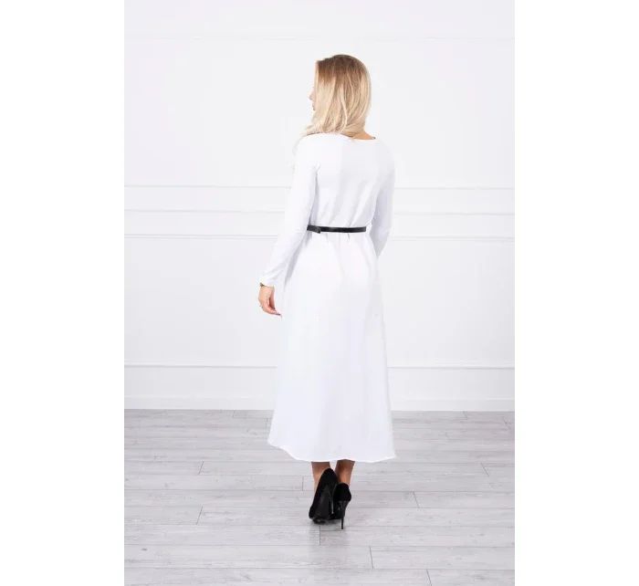 Šaty s ozdobným páskem a nápisy bílé barvy