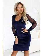 model 22349676 Elegantní přiléhavé velurové šaty s tylovými rukávy – tmavě modré - numoco model 22349676 Elegantní přiléhavé velurové šaty s tylovými rukávy – tmavě modré - numoco