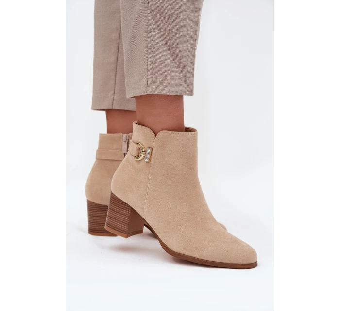 Zateplené dámské kotníkové boty na podpatku se zlatým detailem béžové model 21708228 - Boto Zateplené dámské kotníkové boty na podpatku se zlatým detailem béžové model 21708228 - Boto