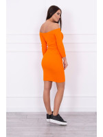 Pruhované vypasované šaty v oranžové barvě