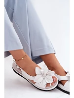 Kožené dámské sandály s ozdobným květem Vinceza 66917 Bílé