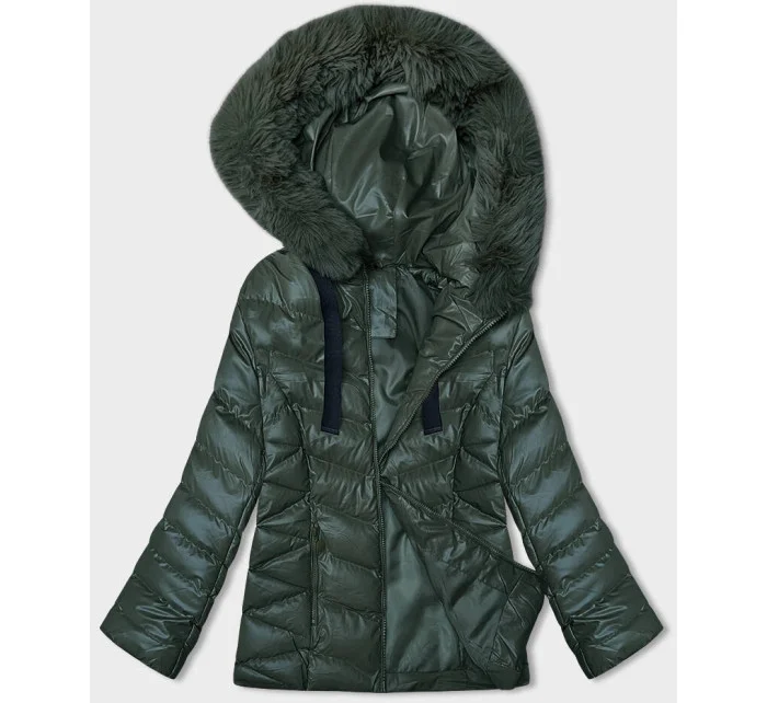 Tmavě zelená krátká zimní bunda s kapucí model 21246222 - J.STYLE Tmavě zelená krátká zimní bunda s kapucí model 21246222 - J.STYLE