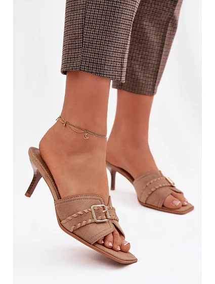 Dámské sandály na podpatku s páskem a zlatým sponou tmavě béžové model 22038441 - Boto