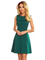 Trapézové zelené šaty s volánkovým výstřihem | model 21196761 - numoco Trapézové zelené šaty s volánkovým výstřihem | model 21196761 - numoco