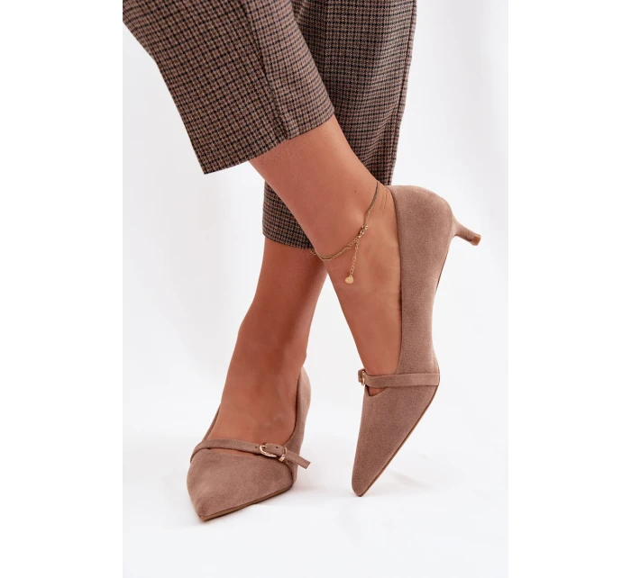 Dámské lodičky na nízkém podpatku s ozdobnou páskou Tmavě béžové model 22037728 - Boto