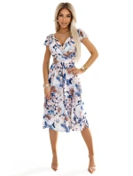 Dámské šaty s výstřihem a krátkými rukávy béžové a modré květy model 21081626 - numoco Dámské šaty s výstřihem a krátkými rukávy béžové a modré květy model 21081626 - numoco