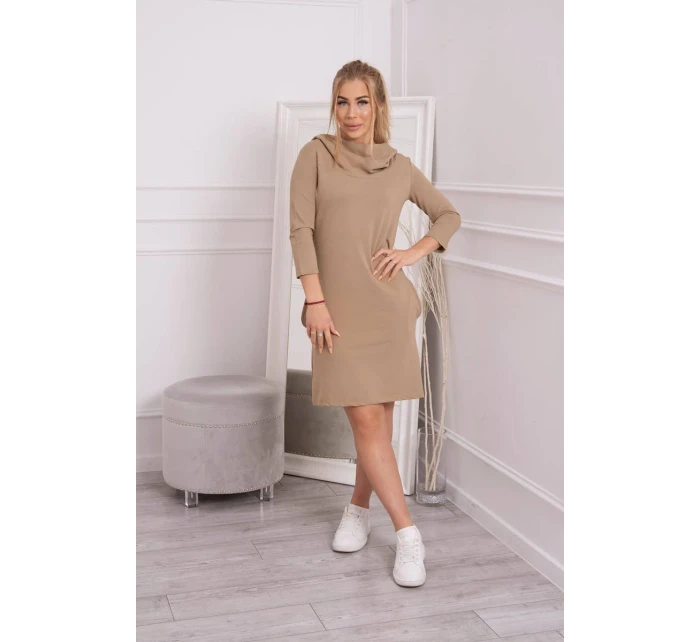 Šaty s kapucí a kapsami camel
