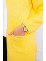 Obyčejný svetr s kapucí a kapsami z hořčice