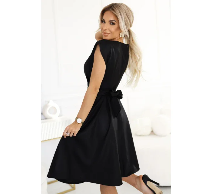 SCARLETT Černé dámské rozšířené šaty s přeloženým obálkovým výstřihem a páskem model 20850667 - numoco SCARLETT Černé dámské rozšířené šaty s přeloženým obálkovým výstřihem a páskem model 20850667 - numoco