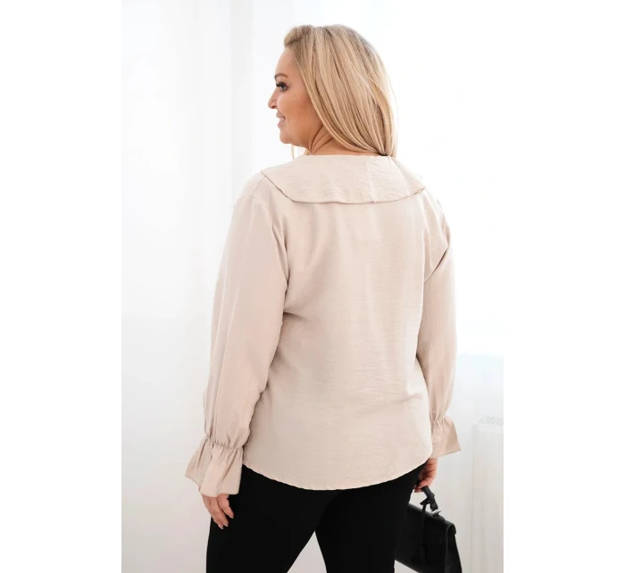 Dámská viskózová blůza Plus Size s volánem a ozdobnou broží béžová Dámská viskózová blůza Plus Size s volánem a ozdobnou broží béžová