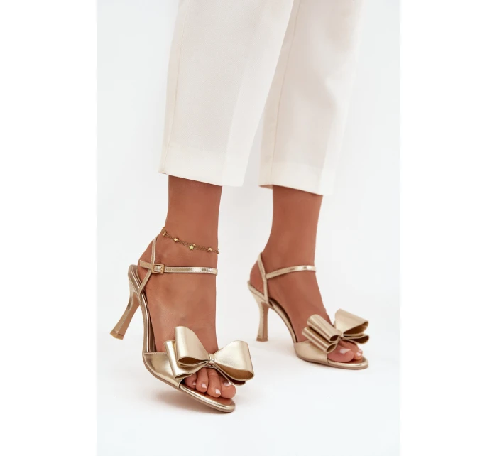 Sandály na podpatku s mašlí zlaté model 21709782 - Boto Sandály na podpatku s mašlí zlaté model 21709782 - Boto