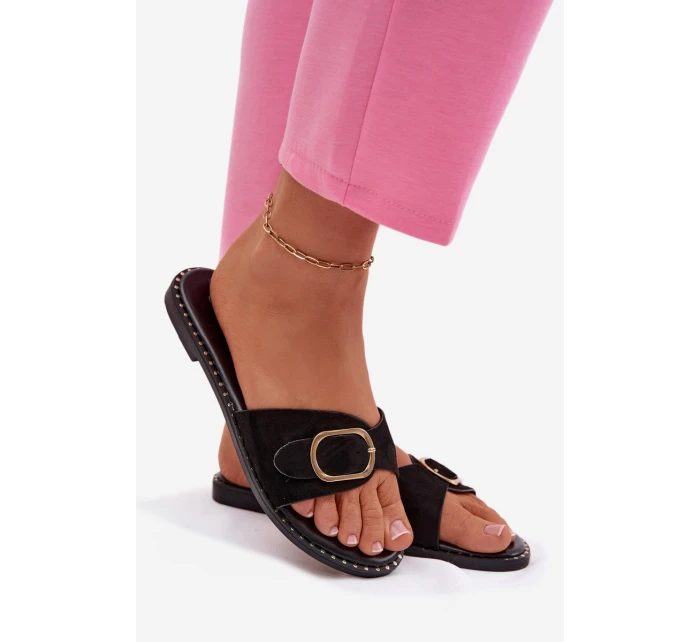 Dámské pantofle na ploché se zlatým sponou Czarne model 21943465 - Boto Dámské pantofle na ploché se zlatým sponou Czarne model 21943465 - Boto