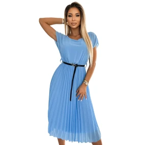 Dámské plisované midi šaty v barvě s černým opaskem model 20162135 - numoco basic Dámské plisované midi šaty v barvě s černým opaskem model 20162135 - numoco basic