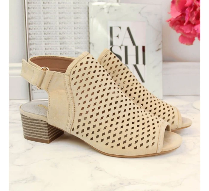 Dámské ažurové sandály béžové model 21904482 - Sabatina