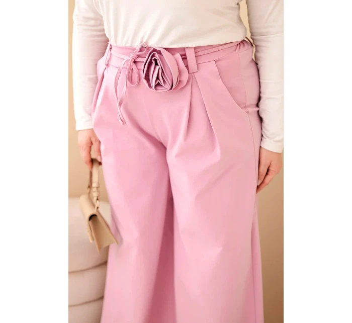 Dámské kalhoty Plus Size s širokou nohavicí a ozdobným květem v pase tmavě růžové