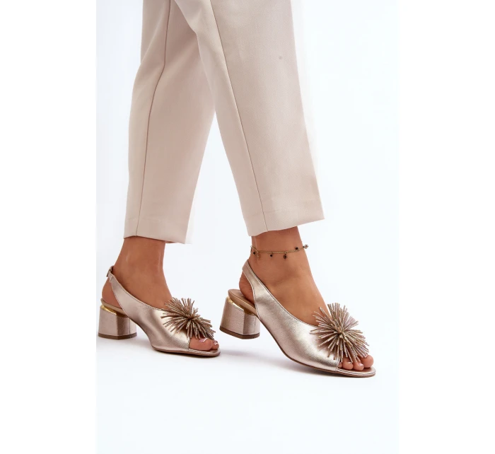 Kožené sandály s ozdobou model 21647411 Zlaté - Laura Messi