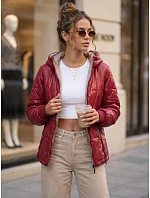 Kurtka damska przejściowa pikowana z kapturem bordowa model 22358085 - FashionStreet Kurtka damska przejściowa pikowana z kapturem bordowa model 22358085 - FashionStreet