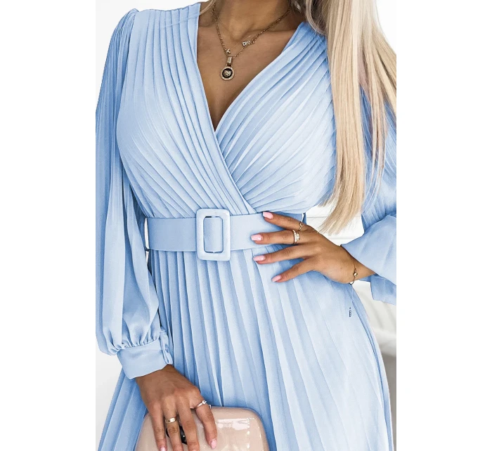 KLARA Dámské plisované šaty v barvě s výstřihem a opaskem model 20728185 - numoco basic