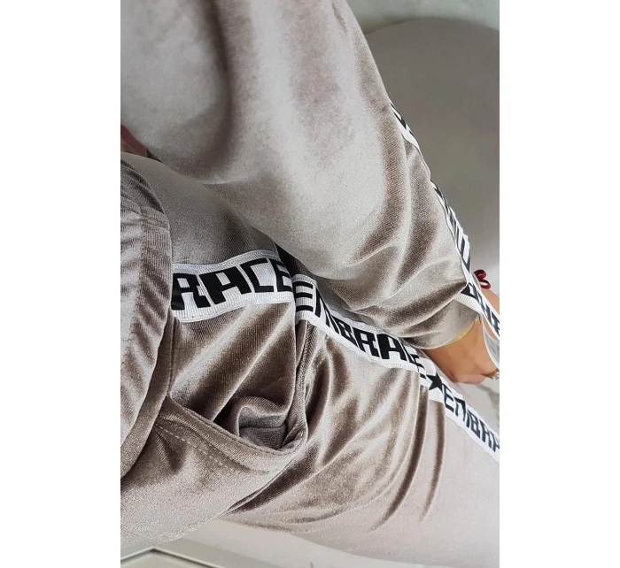 Velurová souprava s ozdobnými model 21752924 šedá - K-Fashion Velurová souprava s ozdobnými model 21752924 šedá - K-Fashion