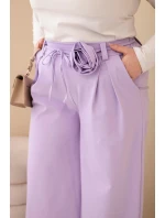 Dámské kalhoty Plus Size s širokou nohavicí a ozdobným květem v pase fialové