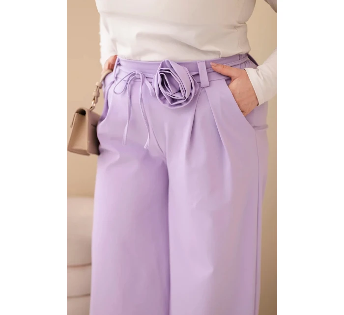 Dámské kalhoty Plus Size s širokou nohavicí a ozdobným květem v pase fialové