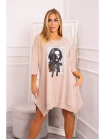 Šaty s potiskem a model 18743466 spodní částí béžové - K-Fashion Šaty s potiskem a model 18743466 spodní částí béžové - K-Fashion