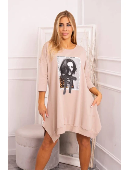 Šaty s potiskem a model 18743466 spodní částí béžové - K-Fashion Šaty s potiskem a model 18743466 spodní částí béžové - K-Fashion