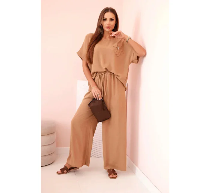 Dámský komplet z viskózy s ozdobným květem a širokými kalhotami - camel