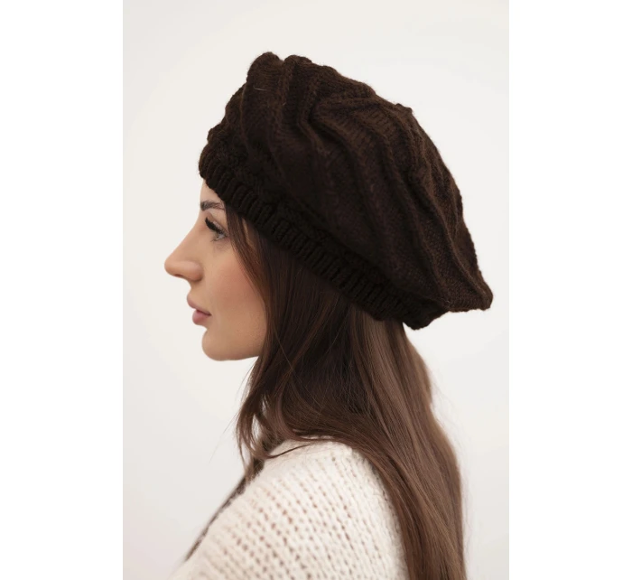 Dámská zimní pletená čepice volného střihu s ozdobným vzorem model 21878079 hnědá - K-Fashion Dámská zimní pletená čepice volného střihu s ozdobným vzorem model 21878079 hnědá - K-Fashion