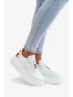 Kožené Dámské Tenisky Na Platformě S Broží A Ozdobným Květinou Bílé Kožené Dámské Tenisky Na Platformě S Broží A Ozdobným Květinou Bílé