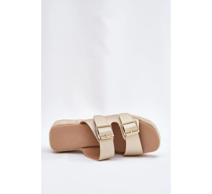 Dámské Pantofle Na Klínu S Pletením A Přezkami Zlaté model 21697344 - Boto Dámské Pantofle Na Klínu S Pletením A Přezkami Zlaté model 21697344 - Boto